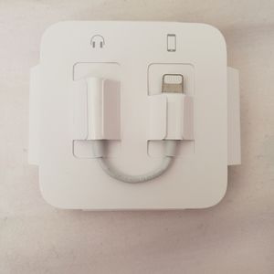 Apple - Lightning-to-3.5mm Headphone Adapter 